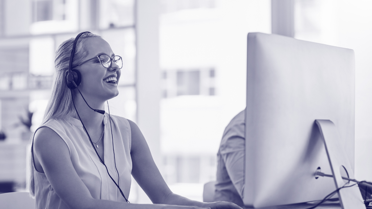 Mujer con audífonos trabajando en computadora, simbolizando ABM en B2B - Exploring the Latest ABM Tactics for B2B Tech Ma...