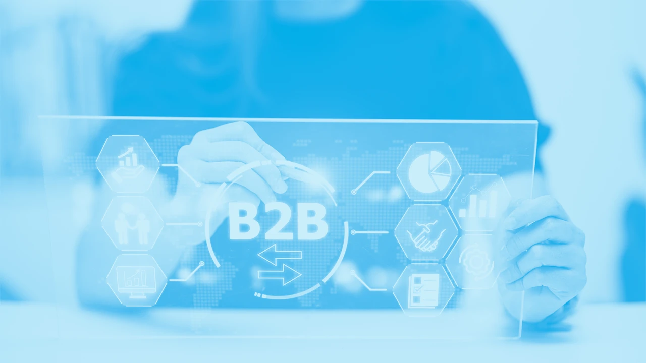 Holograma con gráficos B2B en manos - The best B2B content marketing examples - ViB Tech
