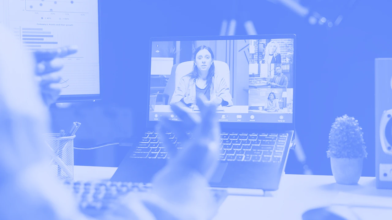Pantalla de laptop con videollamada, ilustrando estrategias de marketing para webinars - 7 webinar marketing examples to b...