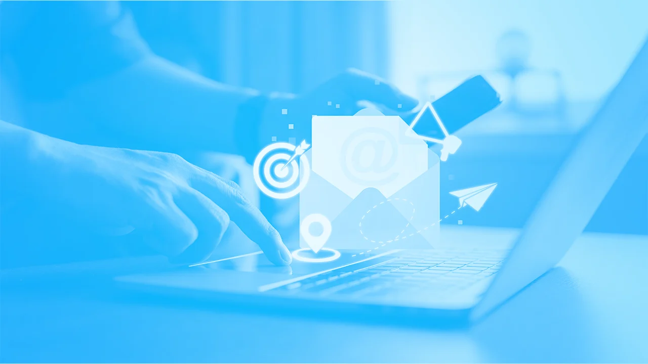 Manos usando laptop con íconos de email y marketing digital - What is the most effective email marketing campaign strateg...
